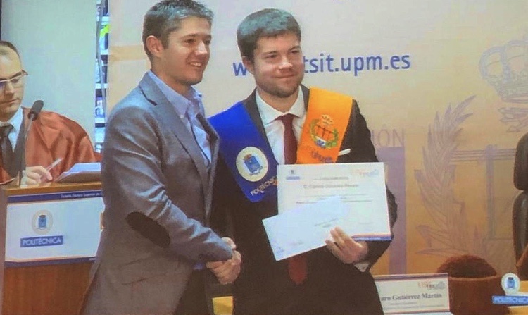 Carlos Moure entrega premio mejor expediente ETSIT UPM